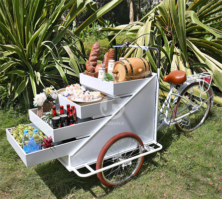 Carrello di vendita di cibo all'aperto con materia prima di soia e bicicletta elettrica a tre ruote