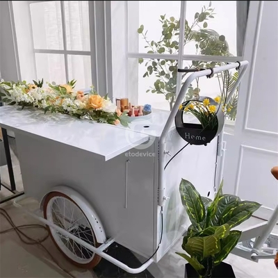 Vivi il fascino della cucina mobile della contea di Los Angeles con i carrelli alimentari a triciclo L'arte di mangiare