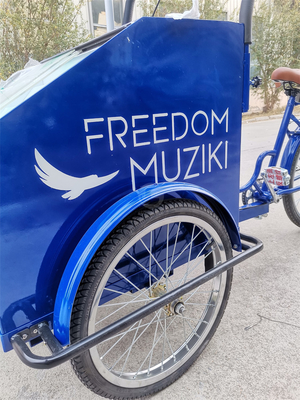 Vendita di snack di strada con attrezzature di cottura personalizzate su carrello elettrico a 3 ruote