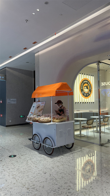 Triciclo multifunzione per la consegna di cibo nelle fabbriche di alimenti e bevande