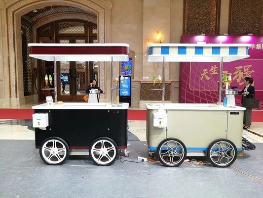 Carrello di gelato a mano con vetrina