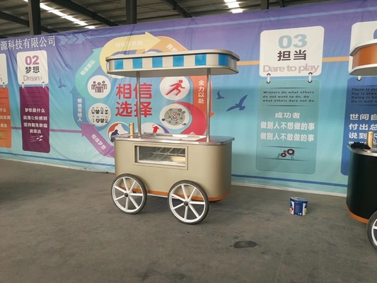 Carrello di gelato a mano con vetrina