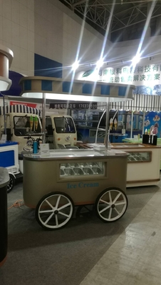 Carrello di gelato a mano con vetrina