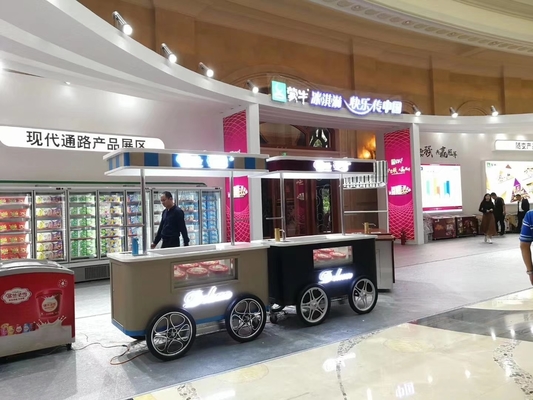 Carrello di gelato a mano con vetrina