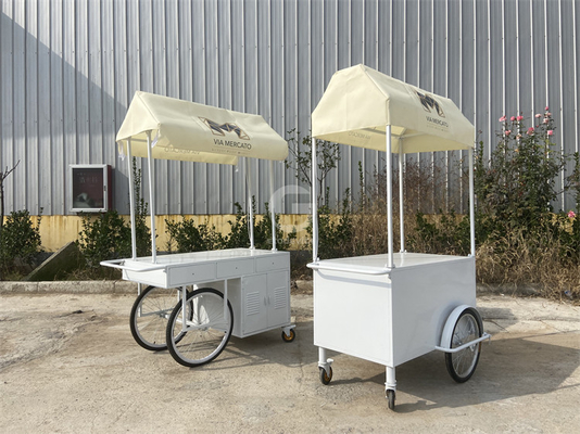 Negozio di gelati con carrello di friggitrice mini bar classico scooter push cart