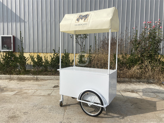 Negozio di gelati con carrello di friggitrice mini bar classico scooter push cart