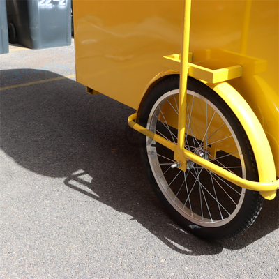 Carrello di vendite di gelati, cibi caldi e bevande