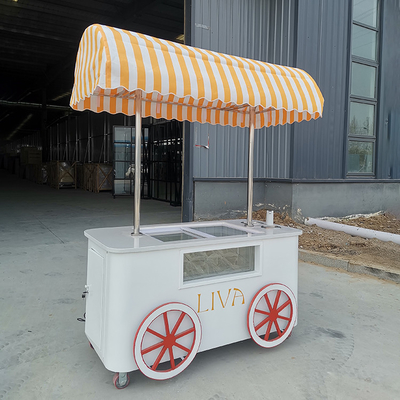 Carrello di vendite di gelati da spiaggia Carrello di gelati con vetrina del frigorifero