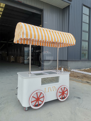 Carrello di vendite di gelati da spiaggia Carrello di gelati con vetrina del frigorifero