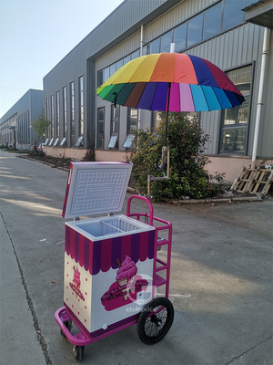 Venditore mobile di gelati con coperchio di congelatore