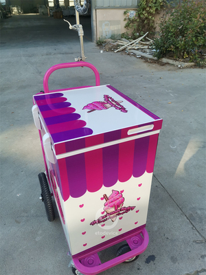Carrello di gelato con ombrello