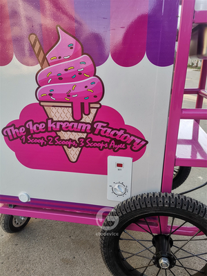 Carrello di gelato con ombrello