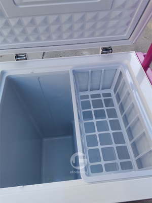 Carrello di gelato con ombrello