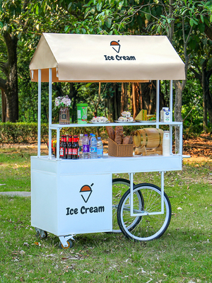 Le hall degli hotel urbani accolgono il carrello del caffè e del gelato