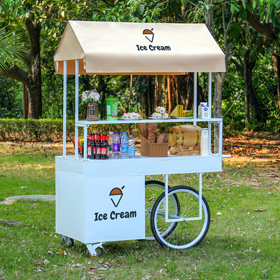 Le hall degli hotel urbani accolgono il carrello del caffè e del gelato
