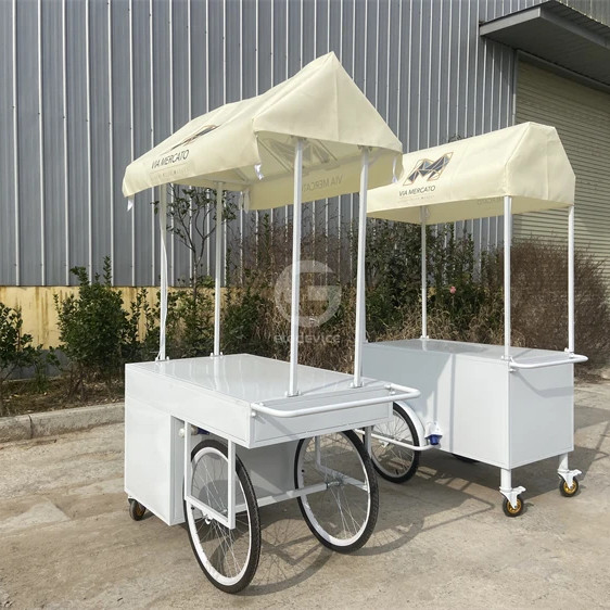 Negozio di gelati con carrello di friggitrice mini bar classico scooter push cart